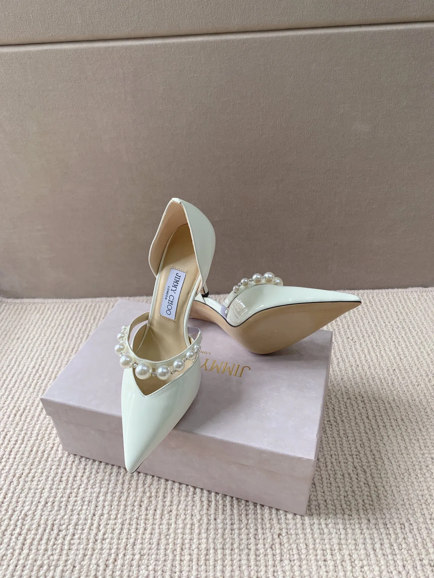 👟👟 Women's Shoes Women's Clothing 👟👟Ex-factory price 520👟👟 Women's Shoes Women's Clothing JIMMYCHOO AURELI series high heels!  Original cover last, counter quality, exquisite and eye-catching shoe shape, pointed toe with stiletto heel. Shiny 👟👟 single arch strap embellished with white pearls attached to the instep, versatile fashion matching skills. ▪️cow patent leather ▪️pearl crystal decoration ▪️hollow shoe body ▪️arch strap ▪heel height 6.5cm 8.5cm ▪️Italian leather outsole